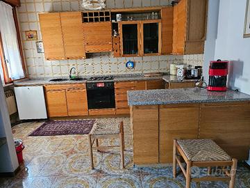 cucina in legno e  granito , penisola e 2 sgabelli