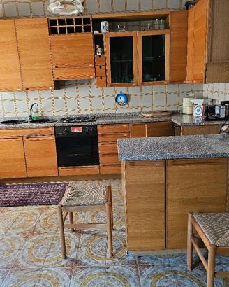 cucina in legno e  granito , penisola e 2 sgabelli