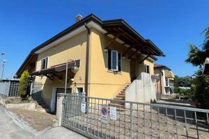 CASA INDIPENDENTE CON GARAGE DOPPIO E GIARDINO A T