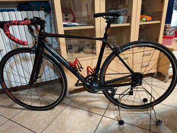 bici da corsa in carbonio Cube 