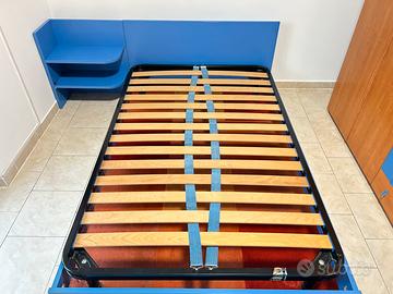 Letto con rete e comodino