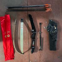 Arco da tiro con frecce e borsa