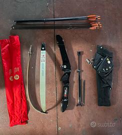 Arco da tiro con frecce e borsa