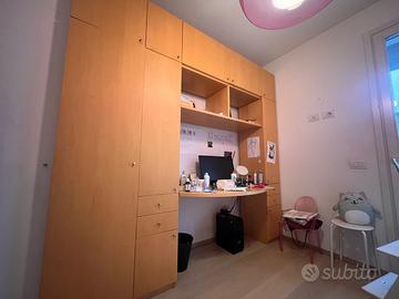 Armadio/libreria a ponte con scrivania