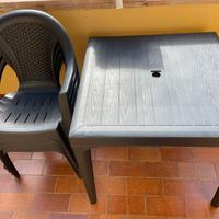 Set Tavolo e 4 Sedie da Esterno in Resina