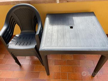 Set Tavolo e 4 Sedie da Esterno in Resina