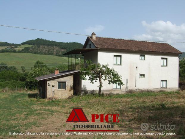 Casa in campagna con terreno circostante