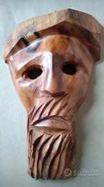 Maschera in legno di ulivo intagliata a mano