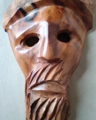 Maschera in legno di ulivo intagliata a mano