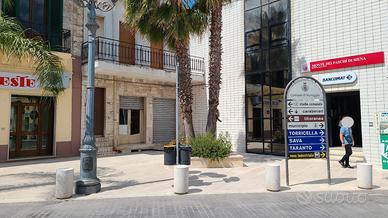 Edificio nella piazza centrale di maruggio (ta)