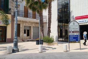 Edificio nella piazza centrale di maruggio (ta)