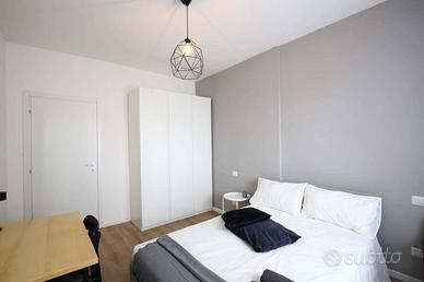 Stanza in appartamento di 150 m² a Milano