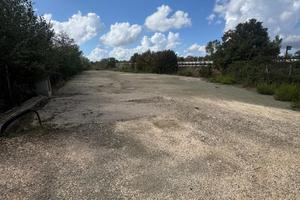 Piazzale uso deposito merci di mq 2050