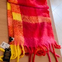 sciarpa con frange rossa e gialle