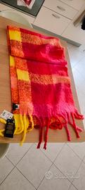 sciarpa con frange rossa e gialle
