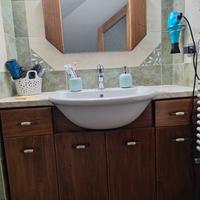 mobile da bagno con  specchio e lavandino