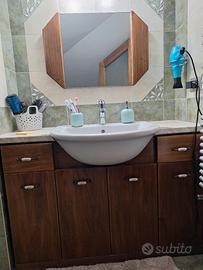 mobile da bagno con  specchio e lavandino