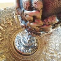 Brocca in bronzo con vassoio cesellato.