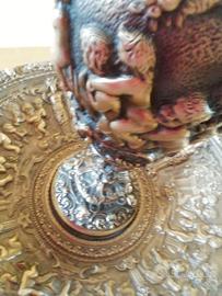 Brocca in bronzo con vassoio cesellato.