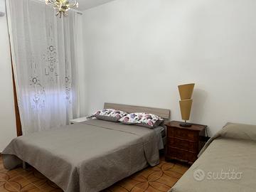 Stanza settimanalmente o mensilmente