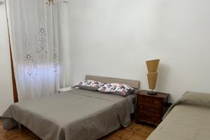 Stanza settimanalmente o mensilmente