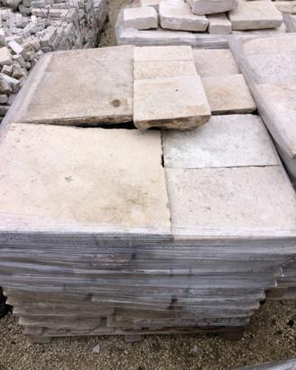 Pavimento in pietra di recupero selezionato