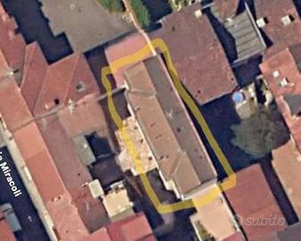 Palazzo / Stabile di 400 m² con più di 5 locali a 