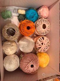 Gomitoli di cotone e gomitoli  di lana