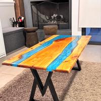 Tavolo in legno e resina