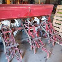 Sarchiatrice con spandiconcime a riga