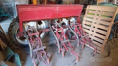 Sarchiatrice con spandiconcime a riga