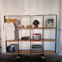 Libreria in stile industrial raw