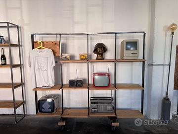 Libreria in stile industrial raw