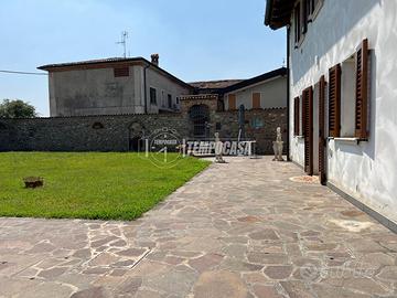 VILLA D' EPOCA IMMERSA NEL VERDE E AMPIO GIARDINO