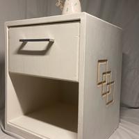 Elegante comodino fatto a mano in Abete