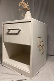 Elegante comodino fatto a mano in Abete