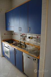 Cucina completa con frigorifero e lavastoviglie