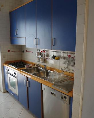 Cucina completa con frigorifero e lavastoviglie