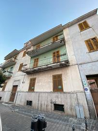 Porzione di fabbricato (3 appartamenti + pert .)