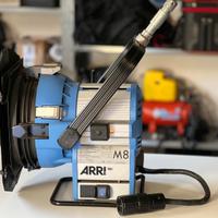 Lampada ARRI M8 HMI Fresnel – con Ballast e cavo –