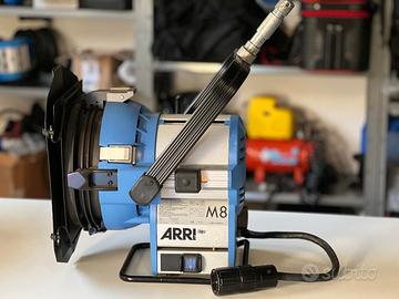 Lampada ARRI M8 HMI Fresnel – con Ballast e cavo –