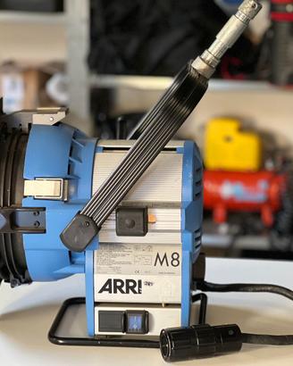 Lampada ARRI M8 HMI Fresnel – con Ballast e cavo –