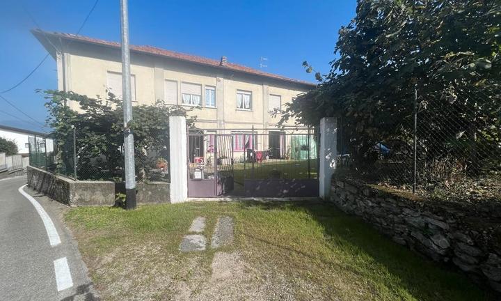 Ampio casale vista lago