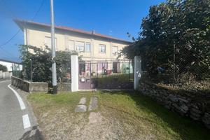 Ampio casale vista lago