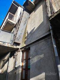 Casa su due piani da ristrutturare