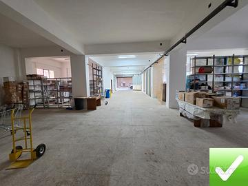 Ampio Locale C3 370 Mq Con Cortile 100 Mq Archi