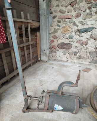 Pompa manuale a leva UPFI Brescia per travaso 