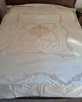 Coperta in seta e pizzo di Cantù