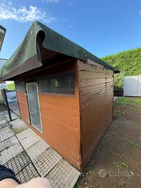 Casetta porta attrezzi da giardino in legno.
