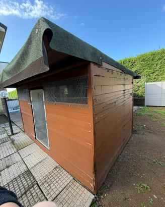 Casetta porta attrezzi da giardino in legno.